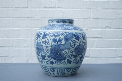 Un vase en porcelaine de Chine bleu et blanc aux lions bouddhistes et pivoines, Ming, Wanli