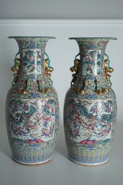 Une paire de tr&egrave;s grands vases aux guerriers en porcelaine de Chine famille rose, 19&egrave;me