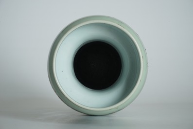 Un vase en porcelaine de Chine qianjiang cai sur fond c&eacute;ladon, 19/20&egrave;me