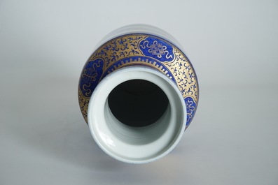 Een Chinese poederblauwe rouleau vaas met verguld decor, 19e eeuw