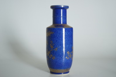 Een Chinese poederblauwe rouleau vaas met verguld decor, 19e eeuw