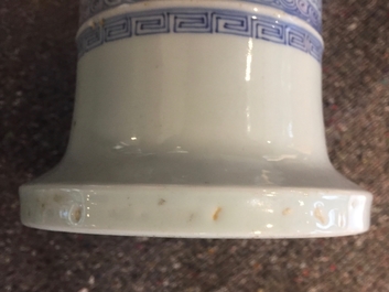 Een Chinese blauwwitte rouleau vaas met een hofsc&egrave;ne, 19/20e eeuw