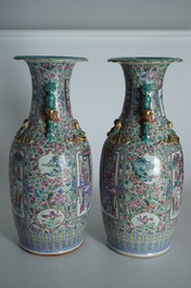 Une paire de tr&egrave;s grands vases aux guerriers en porcelaine de Chine famille rose, 19&egrave;me