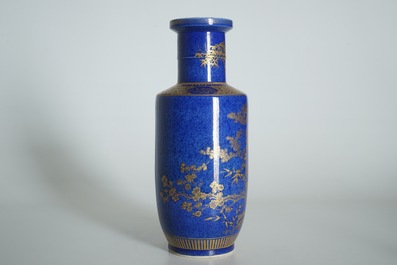 Een Chinese poederblauwe rouleau vaas met verguld decor, 19e eeuw