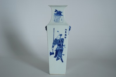 Un vase de forme carr&eacute; en porcelaine de Chine bleu et blanc &agrave; d&eacute;cor Wu Shuang Pu, 19th C.