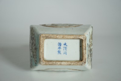 Un vase de forme fanghu en porcelaine de Chine qianjiang cai, 19/20&egrave;me