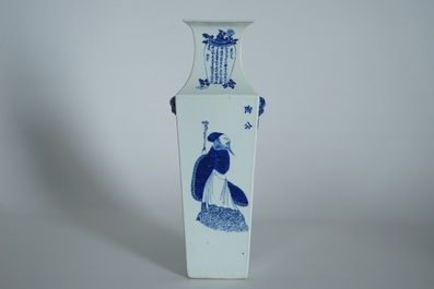 Un vase de forme carr&eacute; en porcelaine de Chine bleu et blanc &agrave; d&eacute;cor Wu Shuang Pu, 19th C.