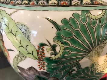 Deux vases en porcelaine de Chine famille verte, 19/20&egrave;me