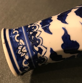 Une paire de vases de forme bouteille en porcelaine de Chine bleu et blanc, Kangxi