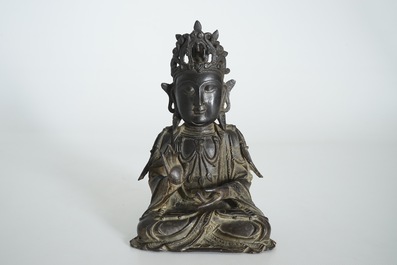 Een Chinese bronzen figuur van een zittende Guanyin, Ming