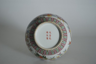 Un vase de forme bouteille en porcelaine de Chine famille rose, marque de Guangxu, 20&egrave;me