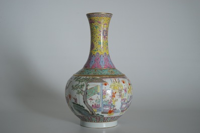 Een Chinese famille rose flesvormige vaas met &quot;100 jongens&quot;, Guangxu merk, 20e eeuw