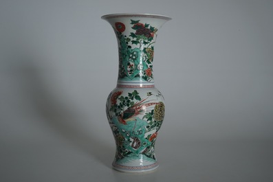 Un vase en porcelaine de Chine famille verte aux fleurs et oiseaux, Kangxi