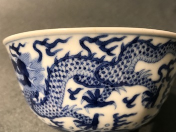 Un bol aux dragons en porcelaine de Chine bleu et blanc, marque de Daoguang, 19/20&egrave;me