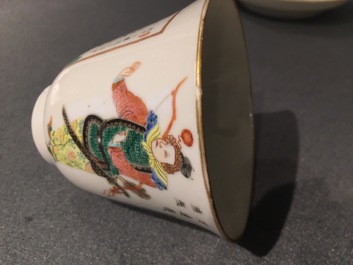 Trois tasses et soucoupes en porcelaine de Chine famille rose &agrave; d&eacute;cor Wu Shuang Pu, 19&egrave;me