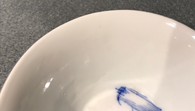 Une paire de tasses &agrave; vin en porcelaine de Chine bleu et blanc, Yongzheng