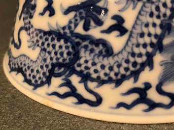 Un bol aux dragons en porcelaine de Chine bleu et blanc, marque de Daoguang, 19/20&egrave;me