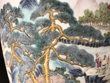 Un tr&egrave;s grand vase en porcelaine de Chine famille rose, marque de Qianlong, 19/20&egrave;me