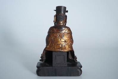 Een Chinese deels vergulde en polychrome bronzen figuur van Wenchang Dijun op houten sokkel, Ming