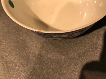 Un bol aux dragons en porcelaine de Chine bleu et blanc, marque de Daoguang, 19/20&egrave;me