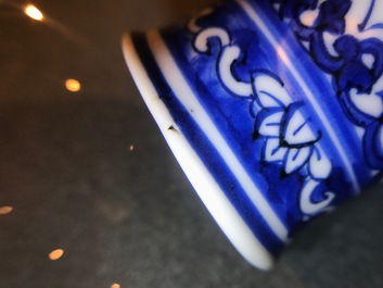 Une paire de vases de forme bouteille en porcelaine de Chine bleu et blanc, Kangxi