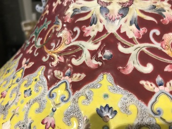 Un tr&egrave;s grand vase en porcelaine de Chine famille rose, marque de Qianlong, 19/20&egrave;me