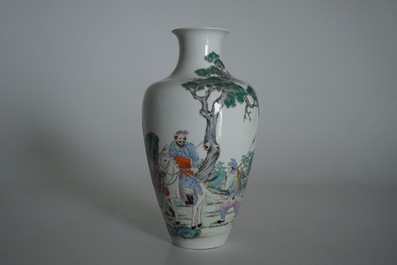 Un vase en porcelaine de Chine famille rose aux guerriers, marque de Ju Ren Tang, R&eacute;publique, 20&egrave;me