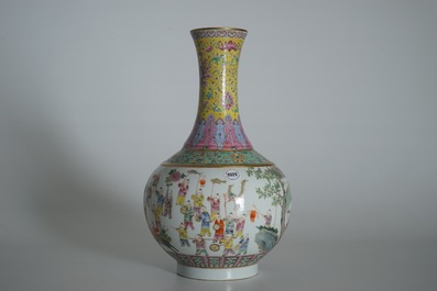 Un vase de forme bouteille en porcelaine de Chine famille rose, marque de Guangxu, 20&egrave;me