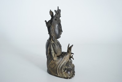 Een Chinese bronzen figuur van een zittende Guanyin, Ming