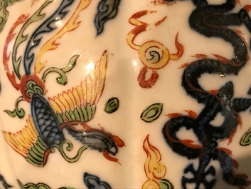 A Chinese wucai dragon vase, Wanli mark, 19/20th C.