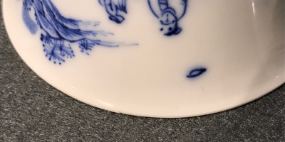 Une paire de tasses &agrave; vin en porcelaine de Chine bleu et blanc, Yongzheng