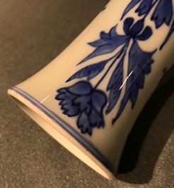 Een Chinese blauwwitte flesvormige vaas, Transitie periode