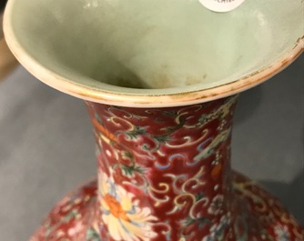 Un vase en porcelaine de Chine famille rose &agrave; fond rouge, marque de Qianlong, 19/20&egrave;me