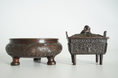 Twee Chinese bronzen wierookbranders, &eacute;&eacute;n met deksel, 19/20e eeuw