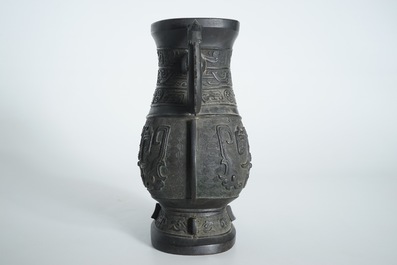 Een Chinese archa&iuml;stische bronzen hu vaas, 19e eeuw