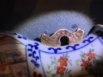 Une paire de vases &agrave; suspendre en porcelaine de Chine famille rose&agrave; d&eacute;cor de figures, 19&egrave;me