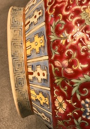 Un vase en porcelaine de Chine famille rose &agrave; fond rouge, marque de Qianlong, 19/20&egrave;me