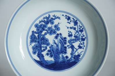 Une assiette en porcelaine de Chine bleu et blanc &agrave; d&eacute;cor &quot;Les Trois Amis de l'hiver&quot;, marque et &eacute;poque de Qianlong