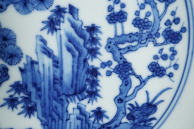 Une assiette en porcelaine de Chine bleu et blanc &agrave; d&eacute;cor &quot;Les Trois Amis de l'hiver&quot;, marque et &eacute;poque de Qianlong