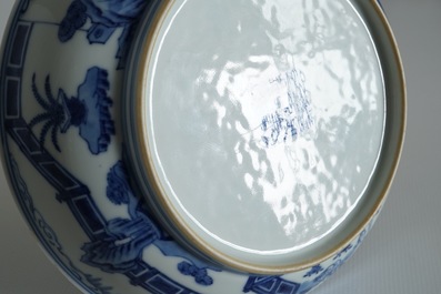 Een Chinees blauwwit bord met &quot;Drie Vrienden van de Winter&quot; decor, Qianlong merk en periode