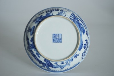 Une assiette en porcelaine de Chine bleu et blanc &agrave; d&eacute;cor &quot;Les Trois Amis de l'hiver&quot;, marque et &eacute;poque de Qianlong