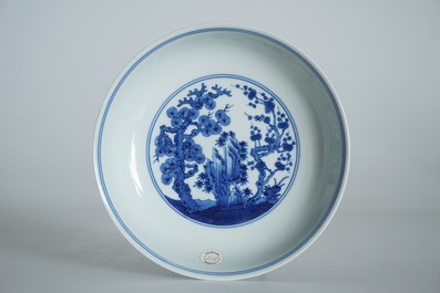 Een Chinees blauwwit bord met &quot;Drie Vrienden van de Winter&quot; decor, Qianlong merk en periode