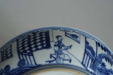 Une assiette en porcelaine de Chine bleu et blanc &agrave; d&eacute;cor &quot;Les Trois Amis de l'hiver&quot;, marque et &eacute;poque de Qianlong