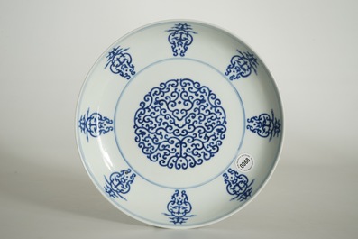 Une assiette &quot;Shou&quot; en porcelaine de Chine bleu et blanc, marque de Tongzhi, 19/20&egrave;me