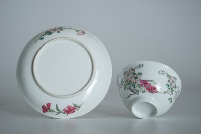 Une tasse et soucoupe en porcelaine de Chine famille rose, Yongzheng