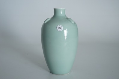 Een Chinese monochrome celadon vaas, Qianlong merk, 19/20e eeuw