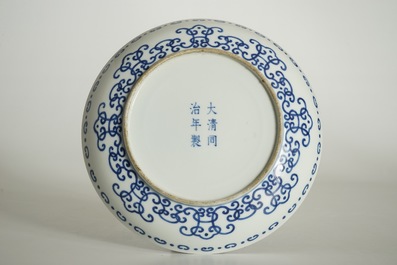 Une assiette &quot;Shou&quot; en porcelaine de Chine bleu et blanc, marque de Tongzhi, 19/20&egrave;me