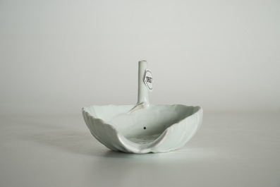 Une coupe en forme de feuille de lotus en porcelaine blanc de Chine, 19/20&egrave;me