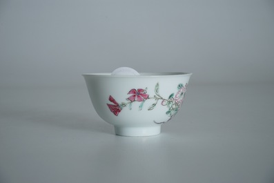 Une tasse et soucoupe en porcelaine de Chine famille rose, Yongzheng