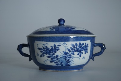 Un bol couvert en porcelaine de Chine bleu poudr&eacute;, Kangxi